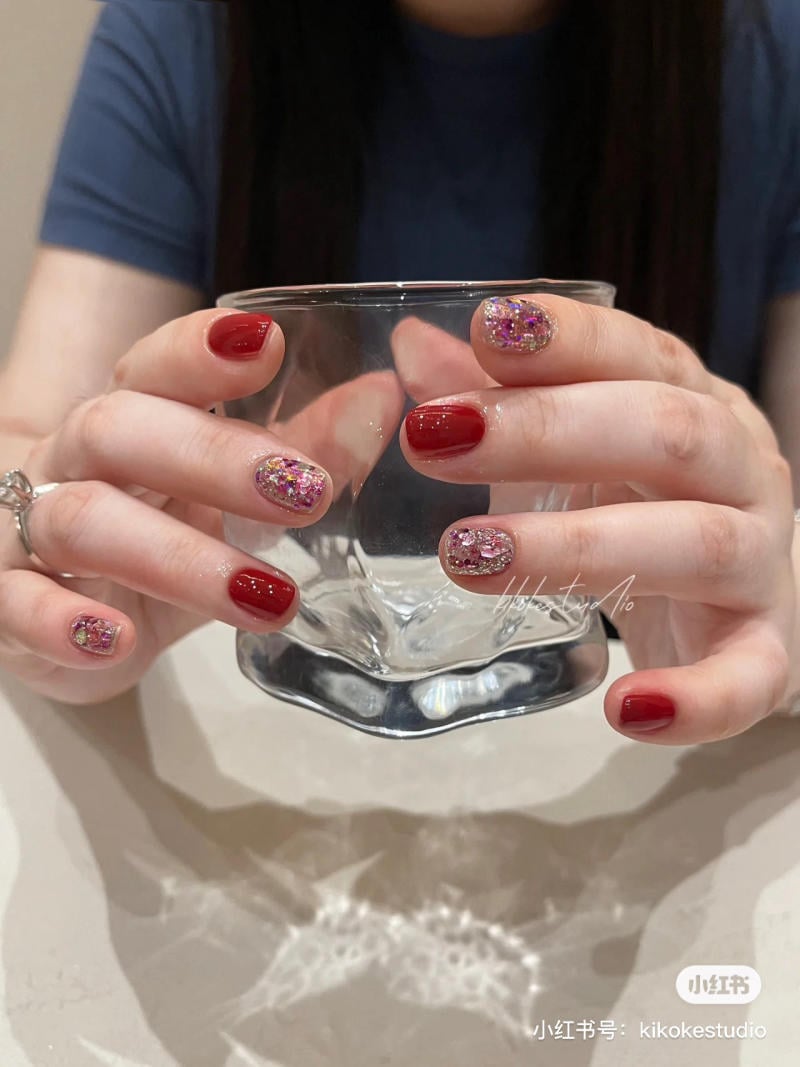 mẫu nail nhũ lung linh rất đẹp mang đến móng ngắn