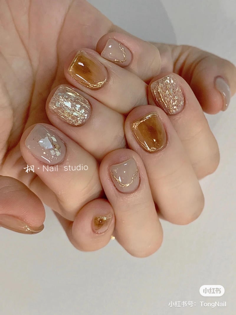 mẫu nail nhũ lấp lánh lung linh đẹp nhất cho tới móng ngắn