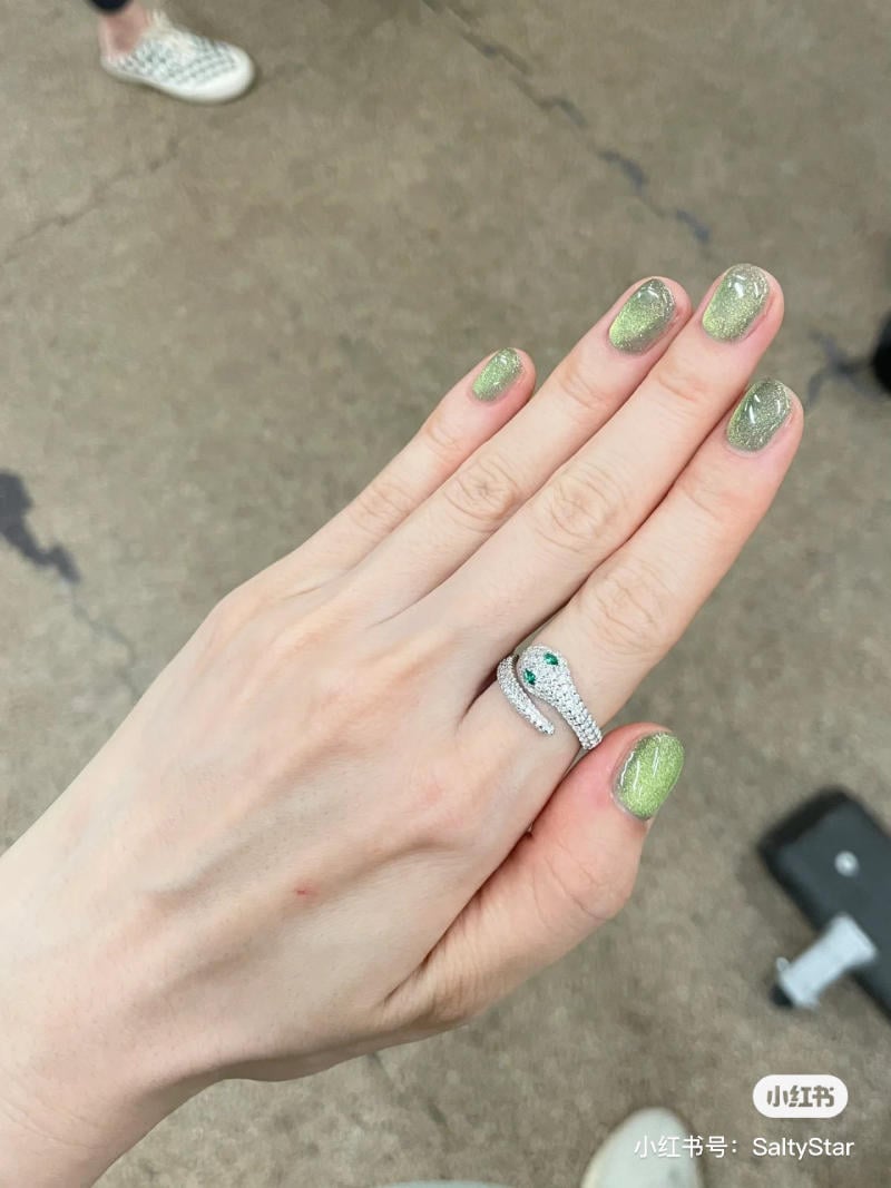mẫu nail đôi mắt mèo rất đẹp mang đến móng ngắn