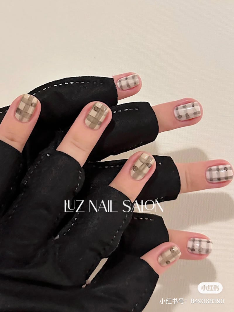 mẫu nail vẽ rất đẹp mang đến móng ngắn