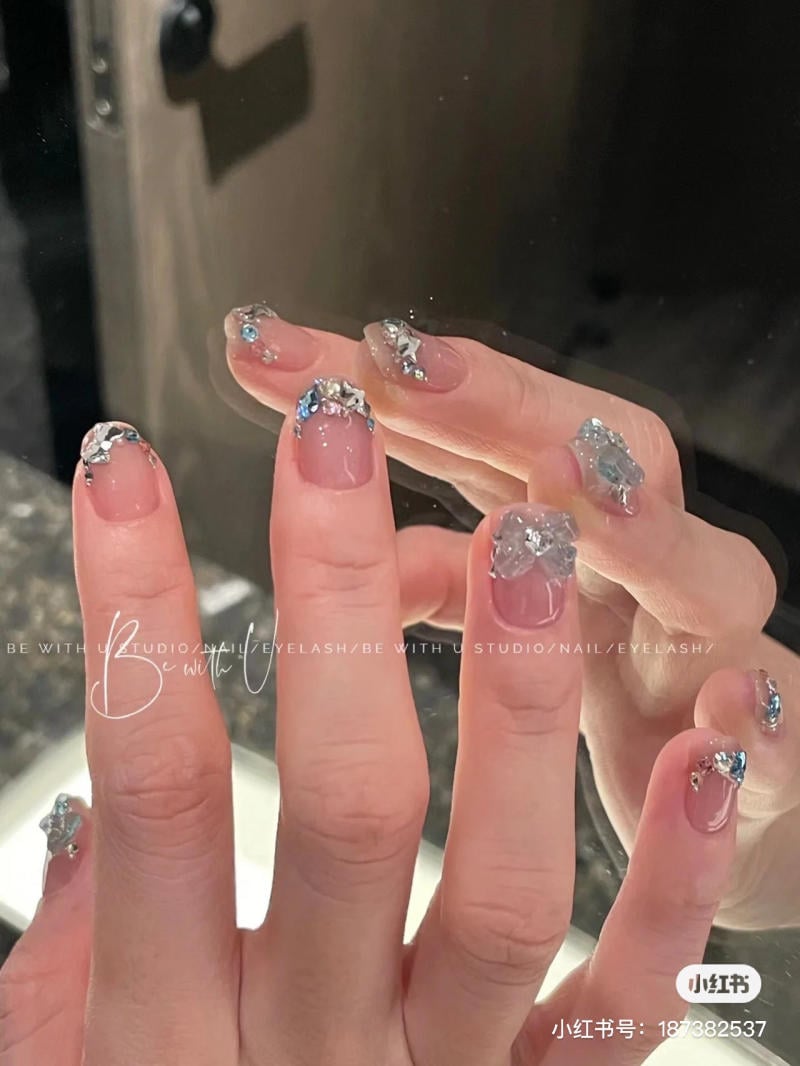 mẫu nail đính kèm đá rất đẹp mang đến móng ngắn
