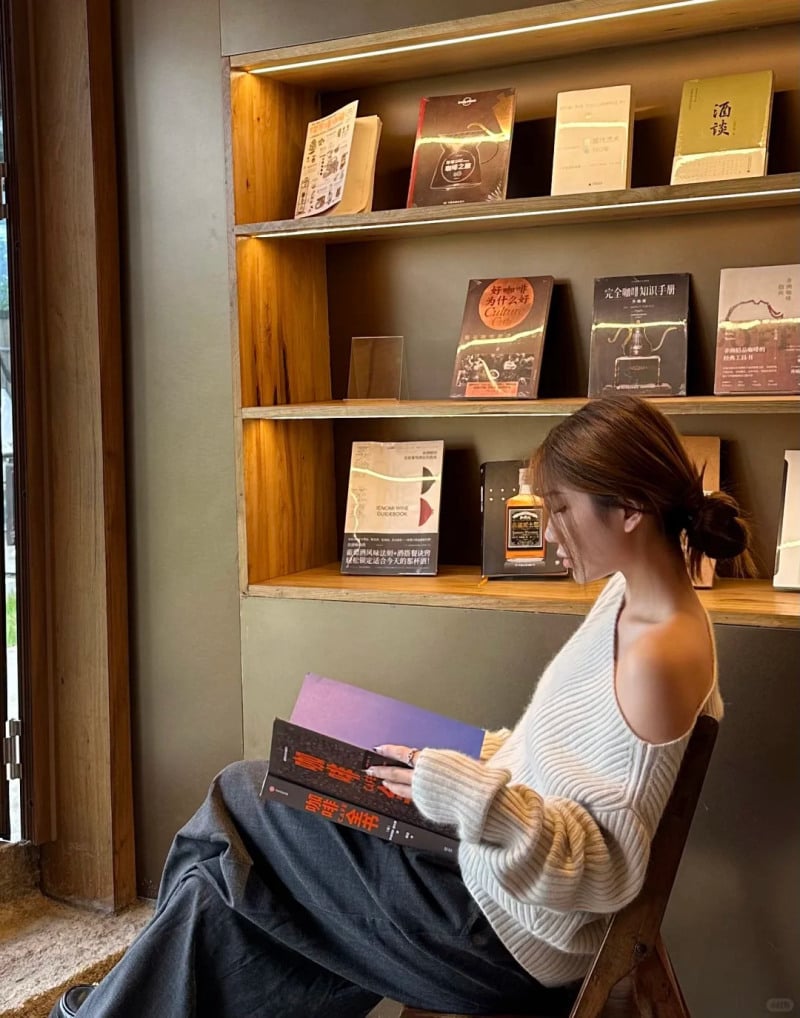 tạo dáng sống ảo chụp ảnh ở quán cafe