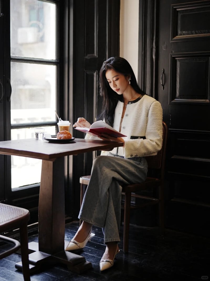 tạo dáng sống ảo chụp ảnh ở quán cafe