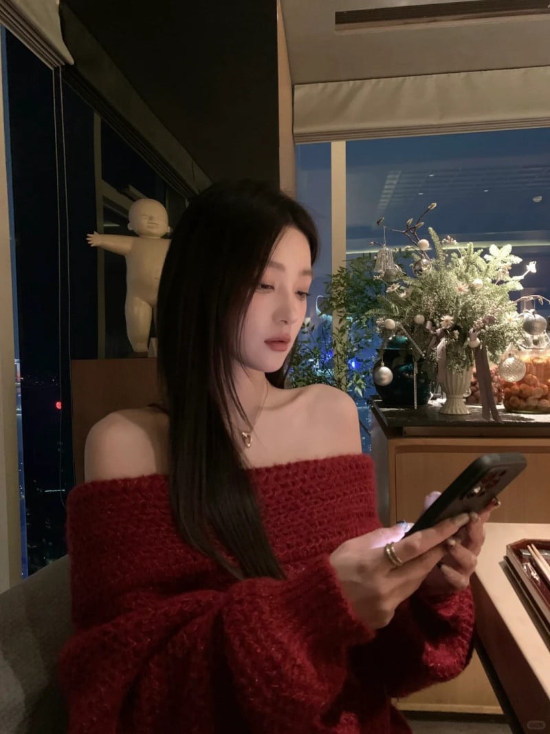 tạo dáng sống ảo chụp ảnh ở quán cafe