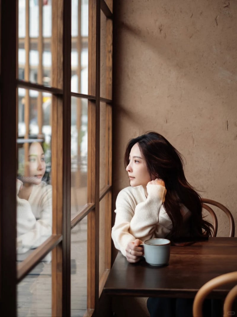 tạo dáng sống ảo chụp ảnh ở quán cafe