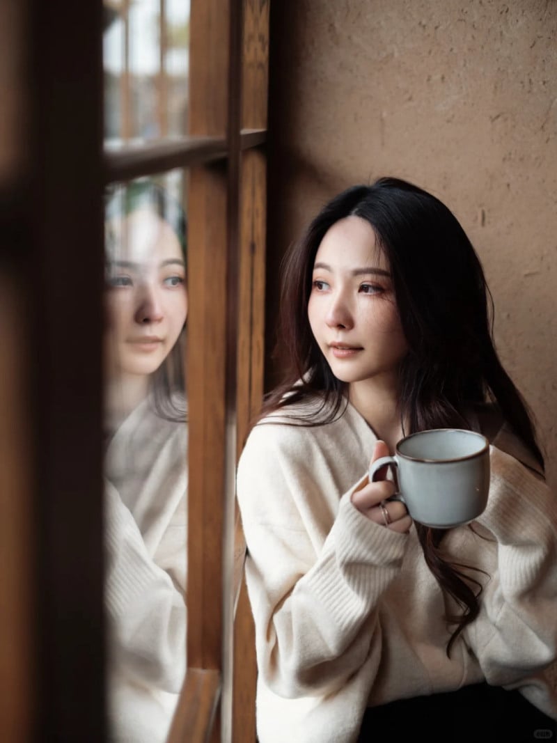 tạo dáng sống ảo chụp ảnh ở quán cafe
