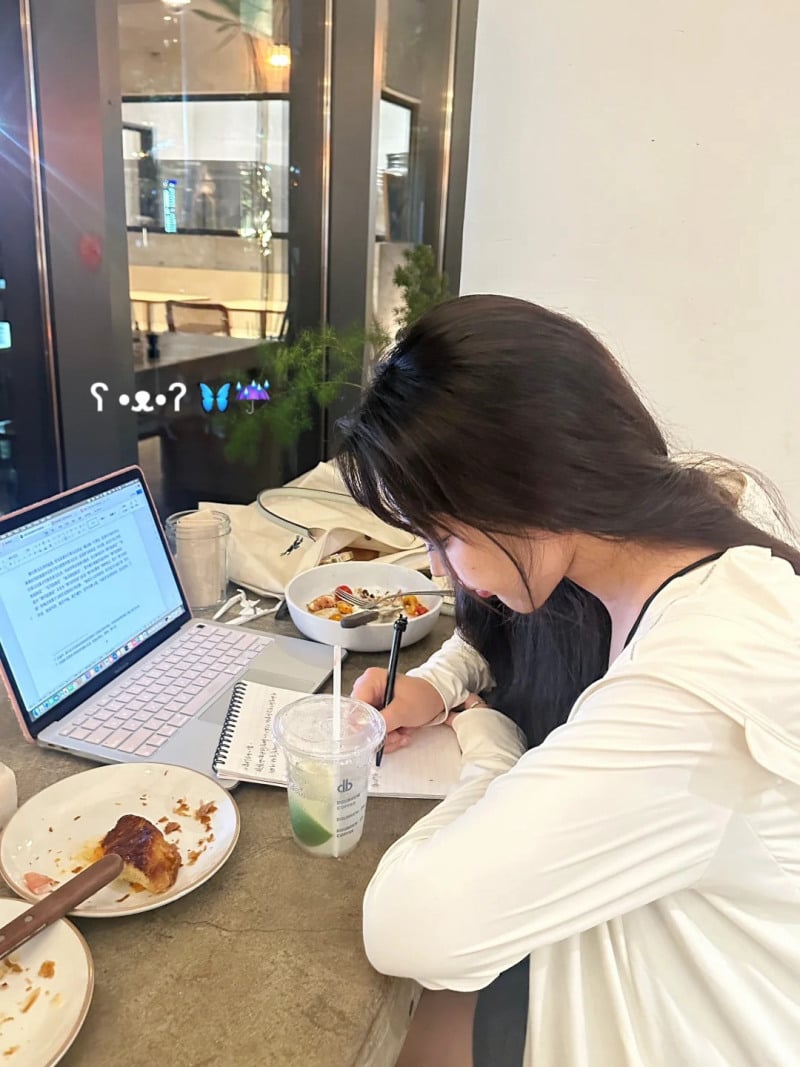 tạo dáng sống ảo chụp ảnh ở quán cafe