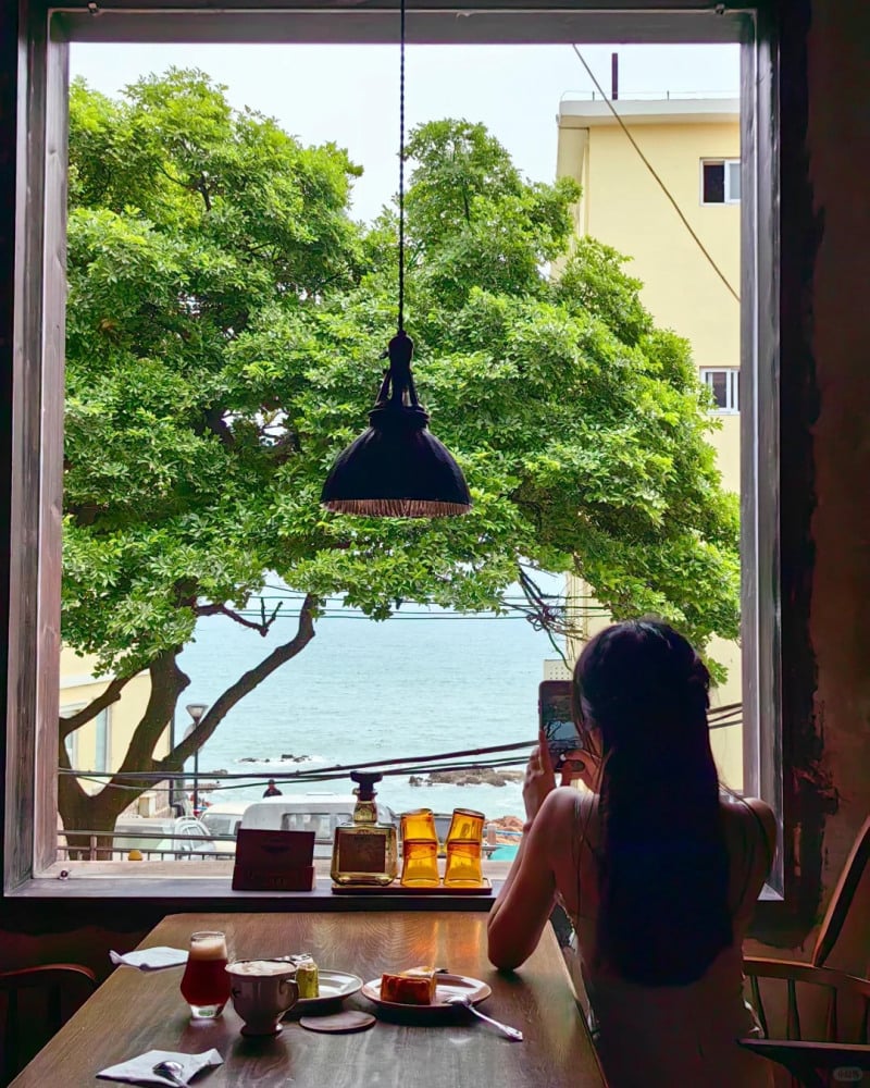 tạo dáng sống ảo chụp ảnh ở quán cafe