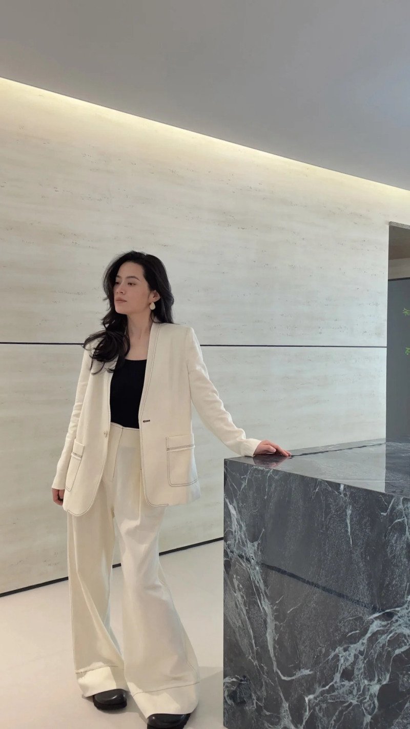 kiểu áo mặc bên trong áo vest nữ