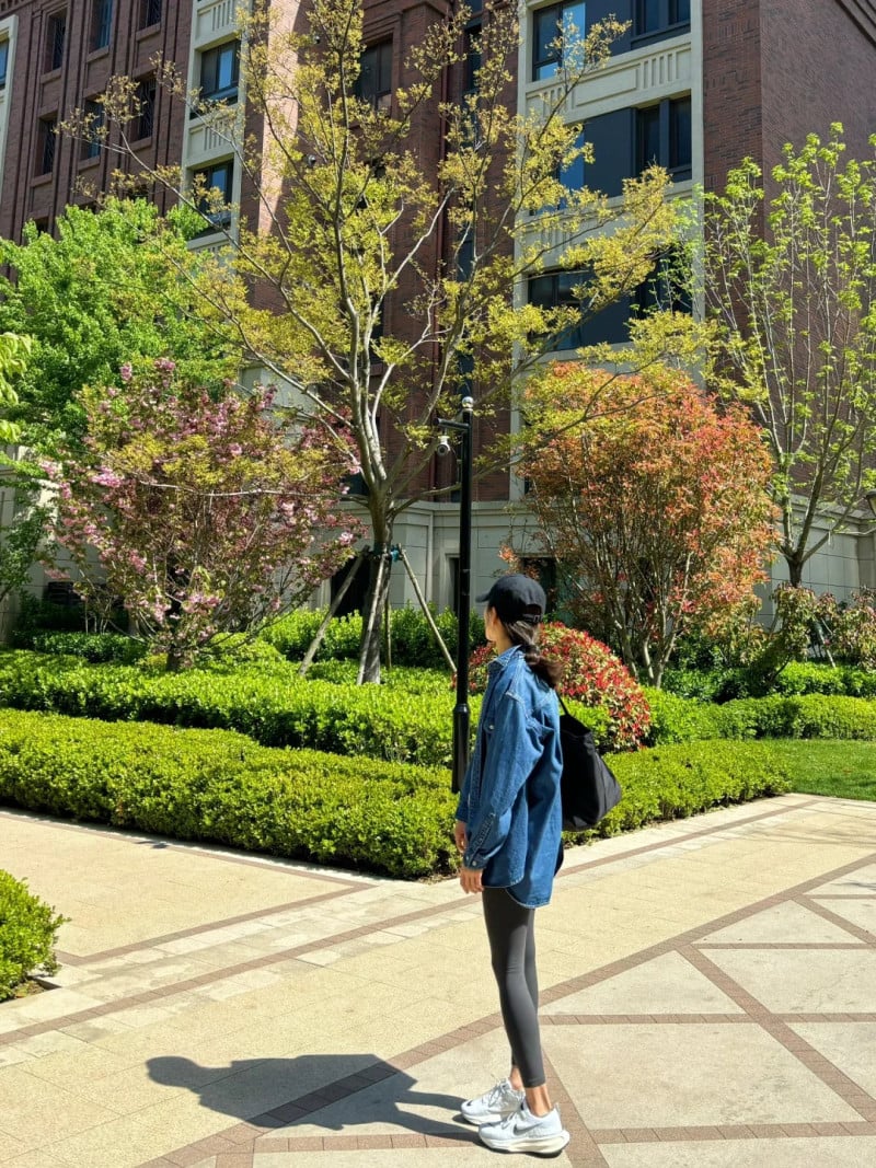 cách phối đồ với áo sơ mi jean nữ