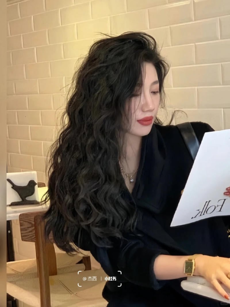 tóc xoăn lơi ngang vai