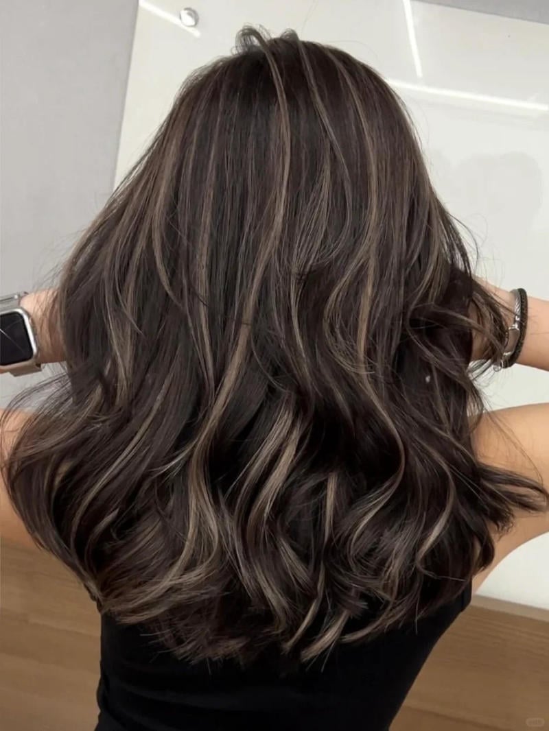 tóc xoăn lơi ngang vai