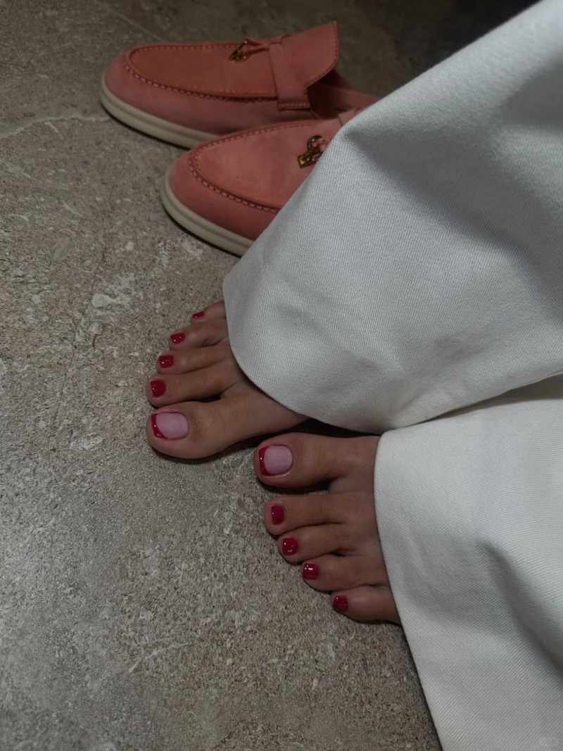 sơn móng chân màu đỏ mận
