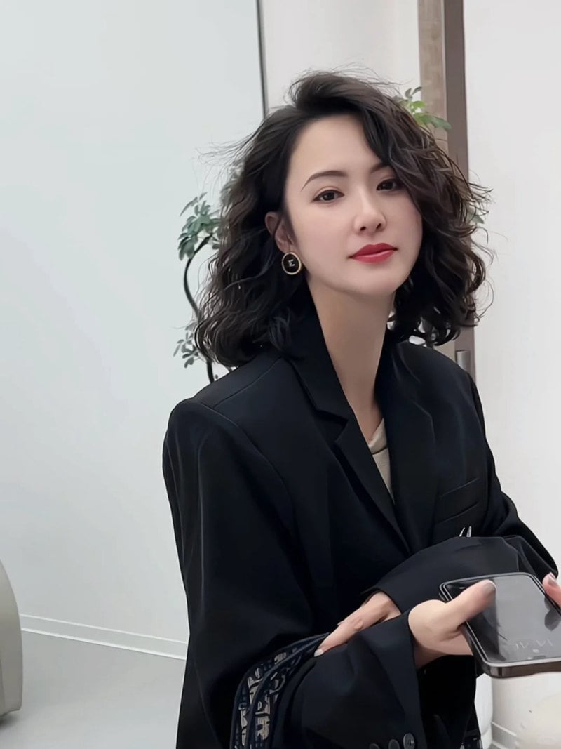 kiểu tóc uốn ngang vai trẻ trung