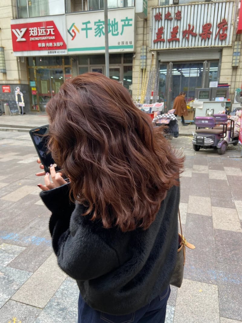 kiểu tóc uốn ngang vai trẻ trung