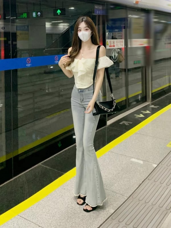 quần jean ống loe phối với áo gì
