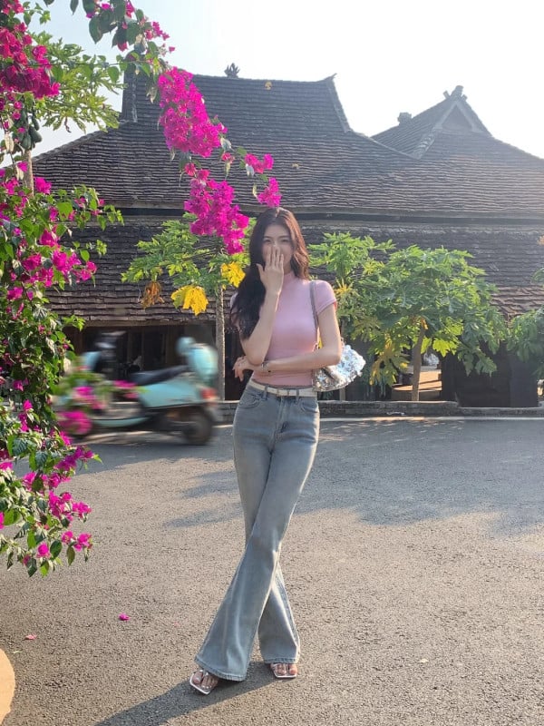 quần jean ống loe phối với áo gì