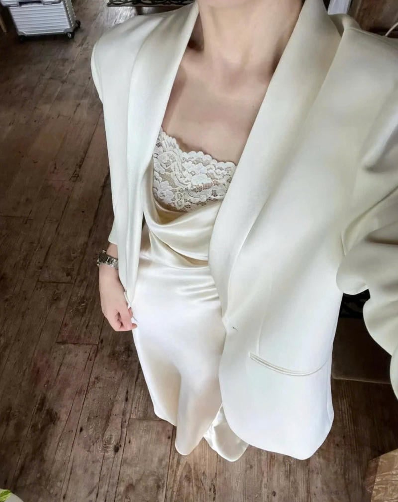 Blazer + Đầm lụa hai dây (Slip dress)