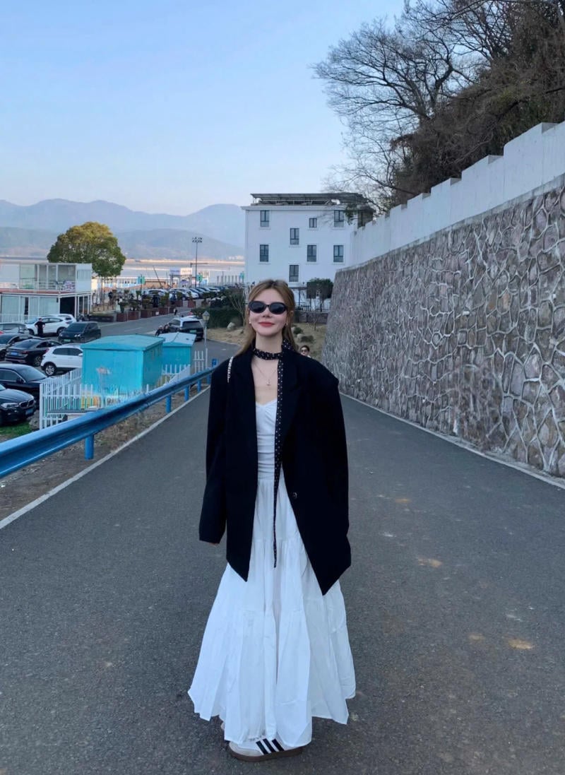 Blazer + Đầm xếp ly midi