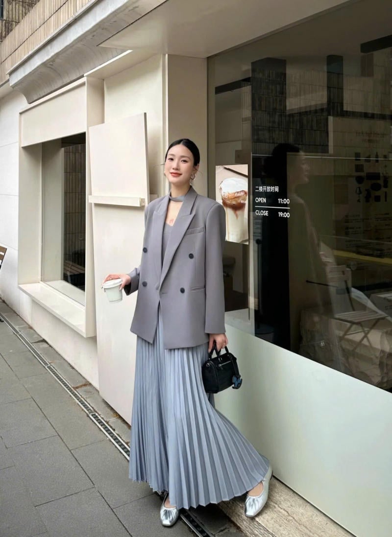 Blazer + Đầm xếp ly midi