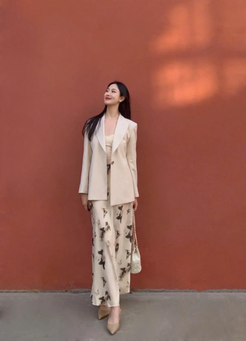 Blazer oversize + Đầm hoa nhí