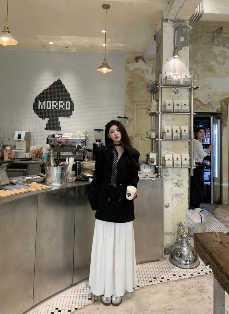 Blazer + Đầm xếp ly midi