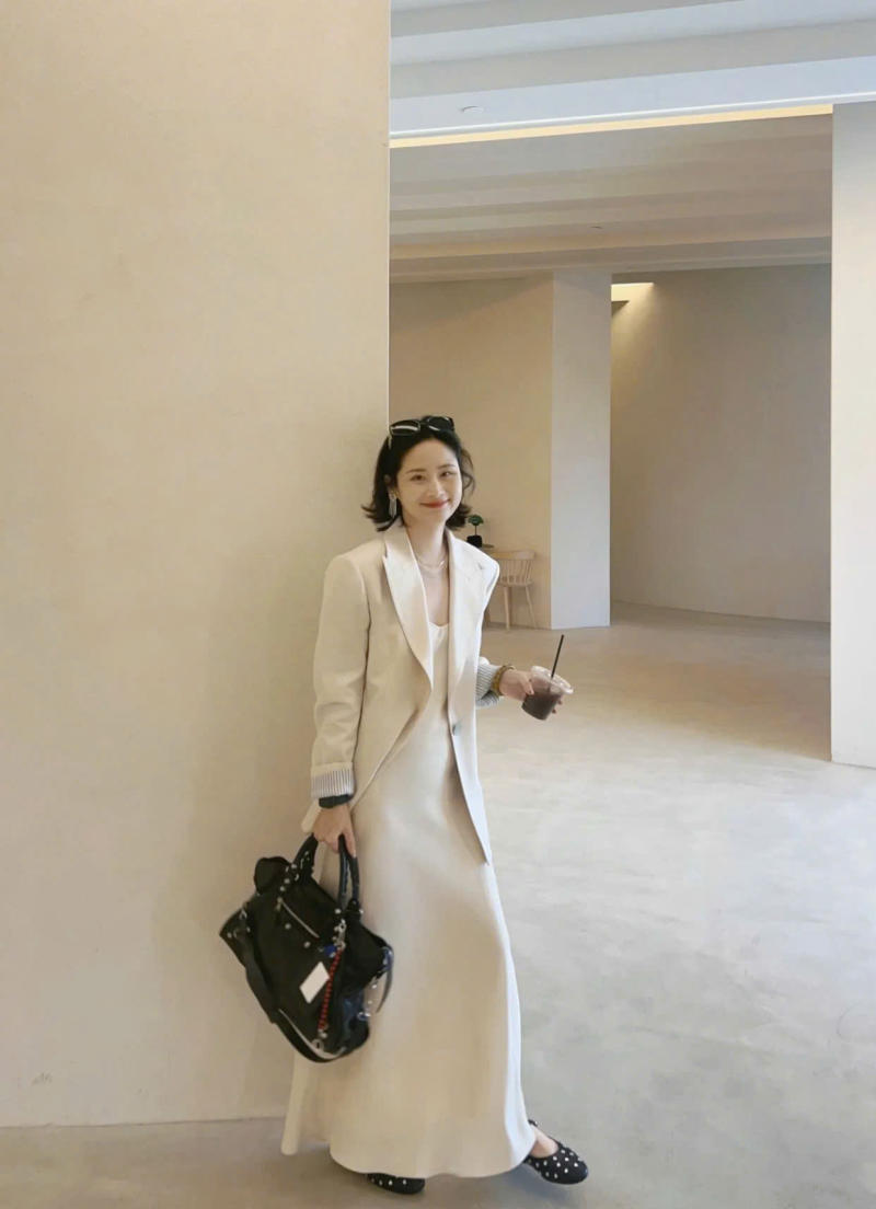 Blazer + Đầm lụa hai dây (Slip dress)