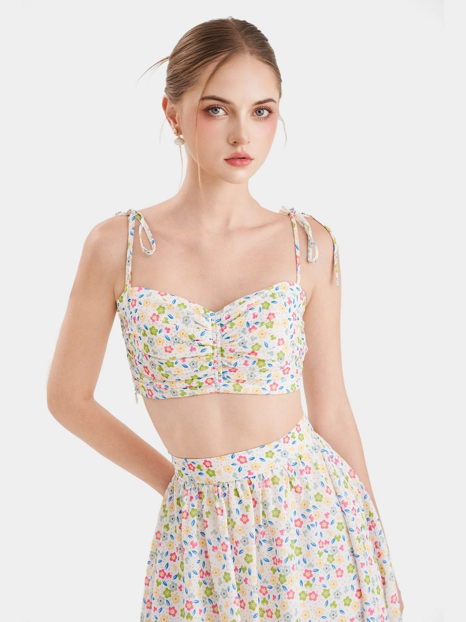 Các Kiểu Áo 2 Dây Croptop Phổ Biến Nhất Mùa Hè 2025