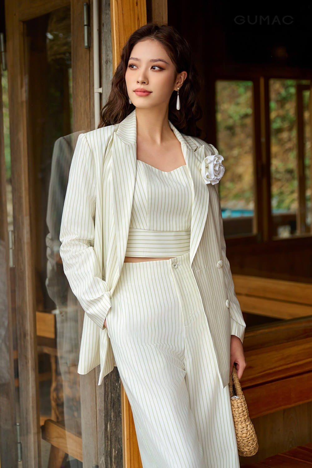 Sang Trọng Với Quần Tây Cạp Cao và Blazer
