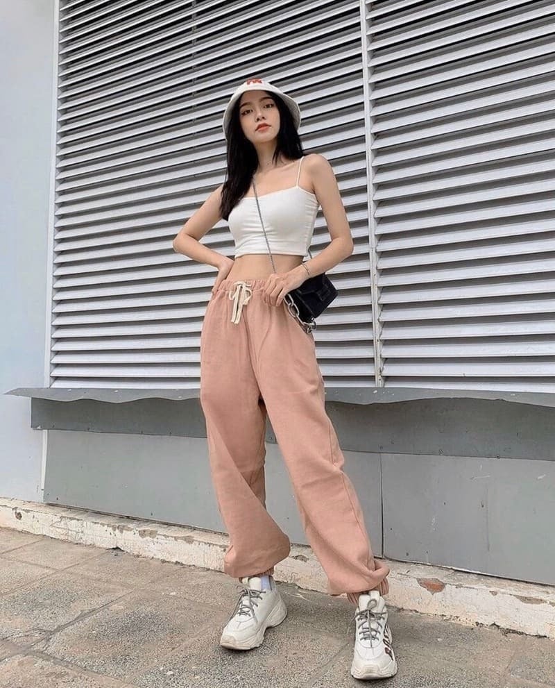 Phong Cách Sporty Cùng Quần Jogger và Giày Sneaker