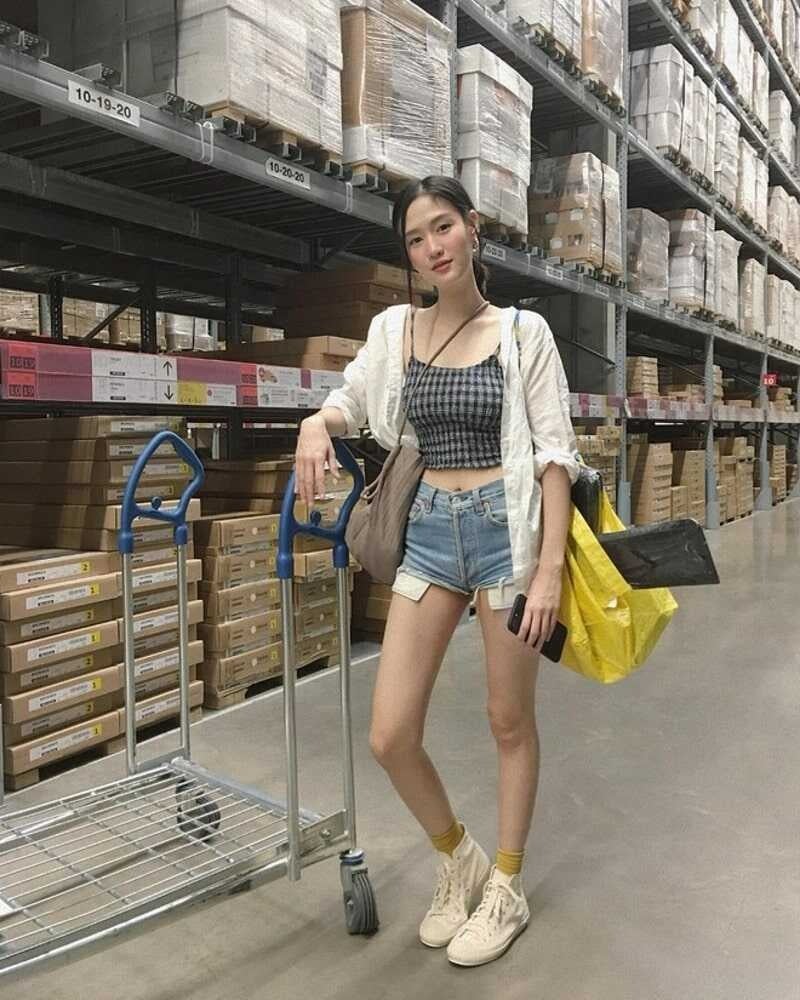 Kết Hợp Áo 2 Dây Croptop, Quần Short Denim Cạp Cao và Sơ Mi Khoác Ngoài