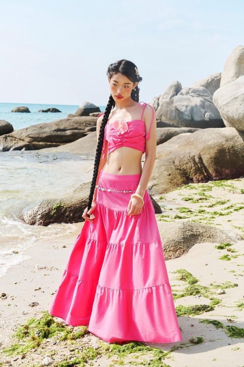 Phối Áo 2 Dây Croptop Cùng Chân Váy Maxi Xòe