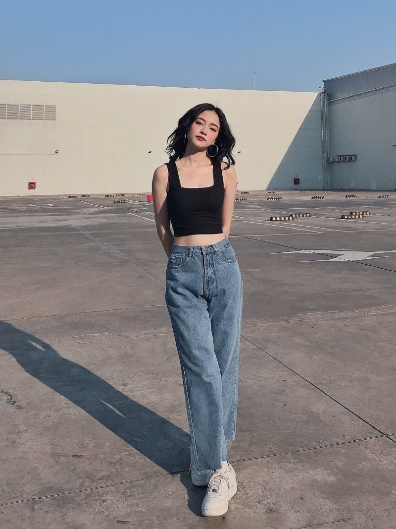 Phối Áo 2 Dây Croptop Với Quần Jeans Cạp Cao Ống Rộng