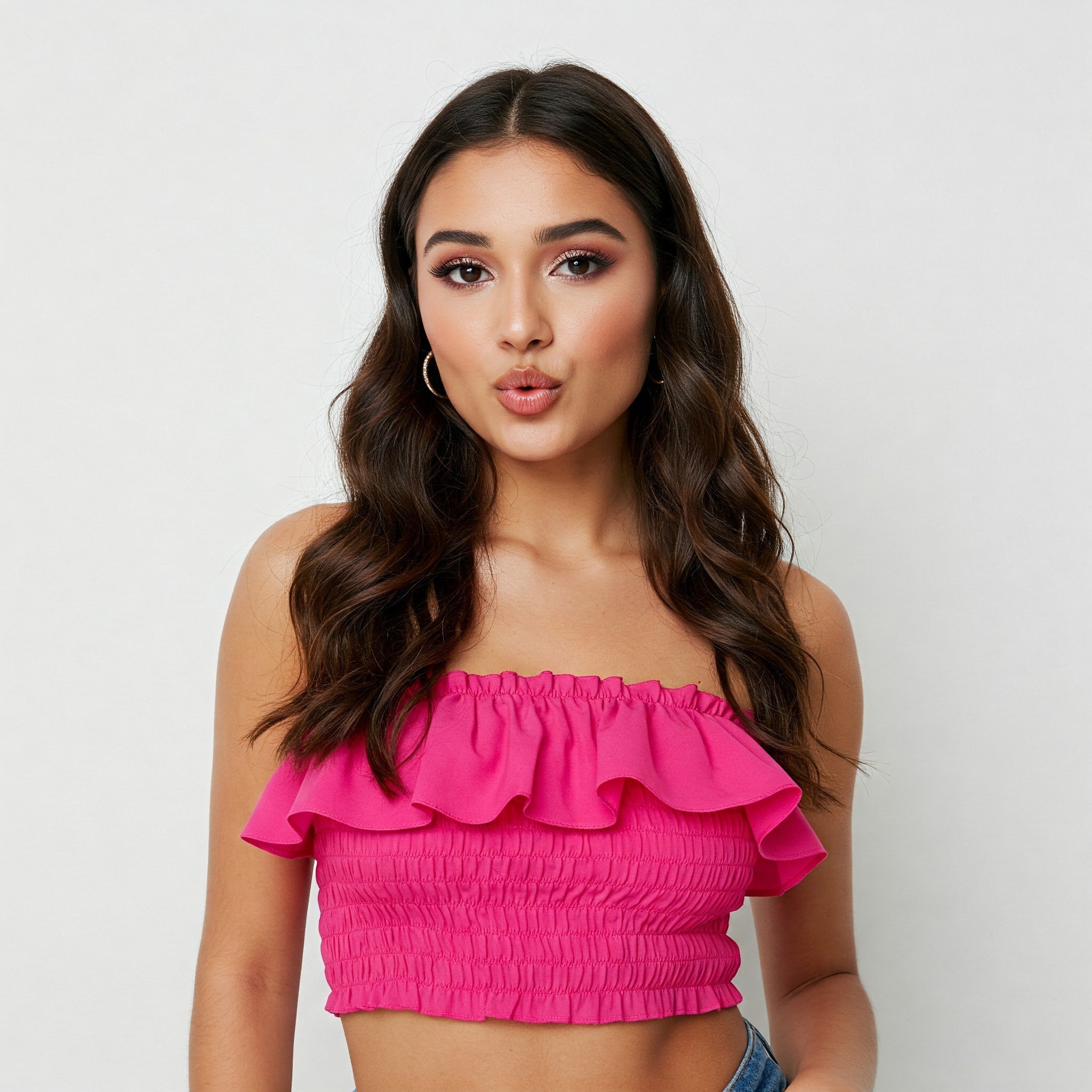 Các Kiểu Áo 2 Dây Croptop Phổ Biến Nhất Mùa Hè 2025