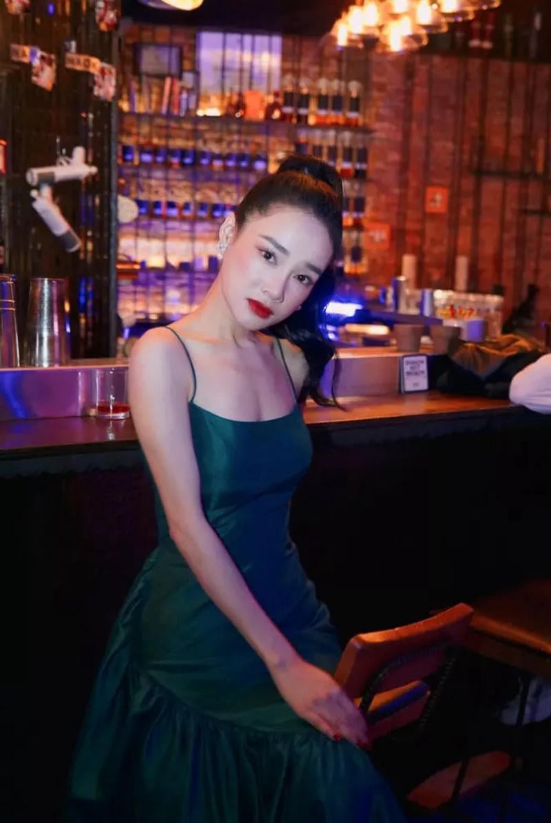 Váy siêu ngắn diễn bar đầy tai tiếng khiến sao Việt điêu đứng