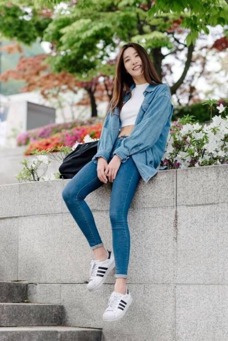 Áo thun và khoác denim mix quần jean