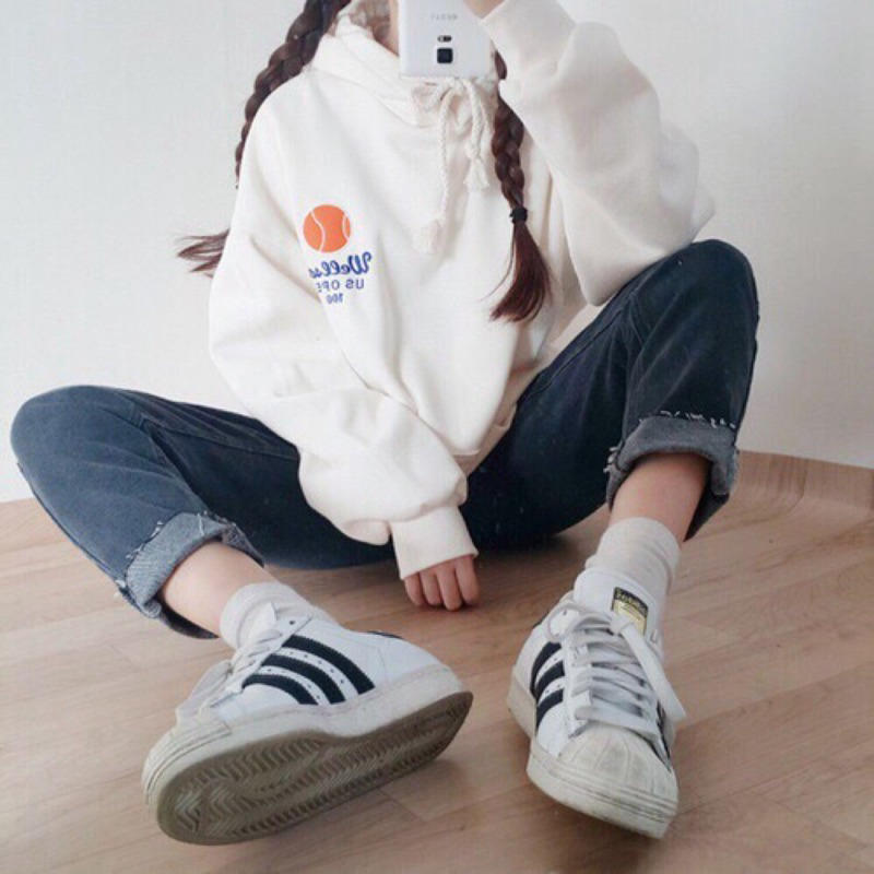 Áo hoodie mix quần jean và giày thể thao