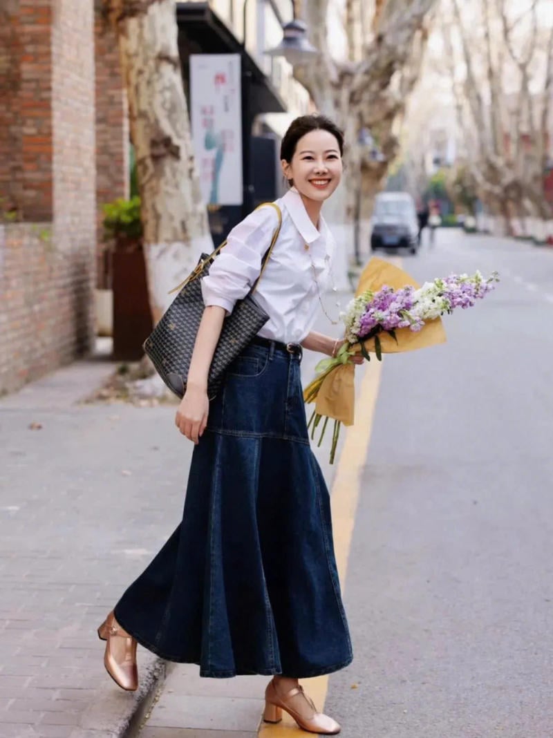 Phối áo sơ mi trắng nữ cùng chân váy jeans dáng dài