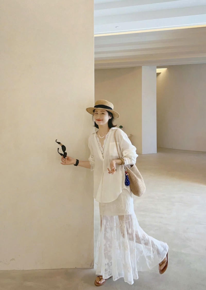 Phối áo sơ mi trắng nữ cùng chân váy họa tiết