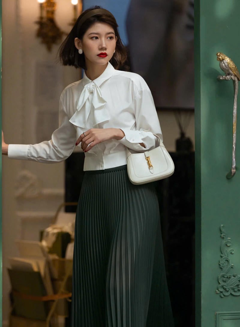 Phối áo sơ mi trắng nữ cùng chân váy midi xếp ly