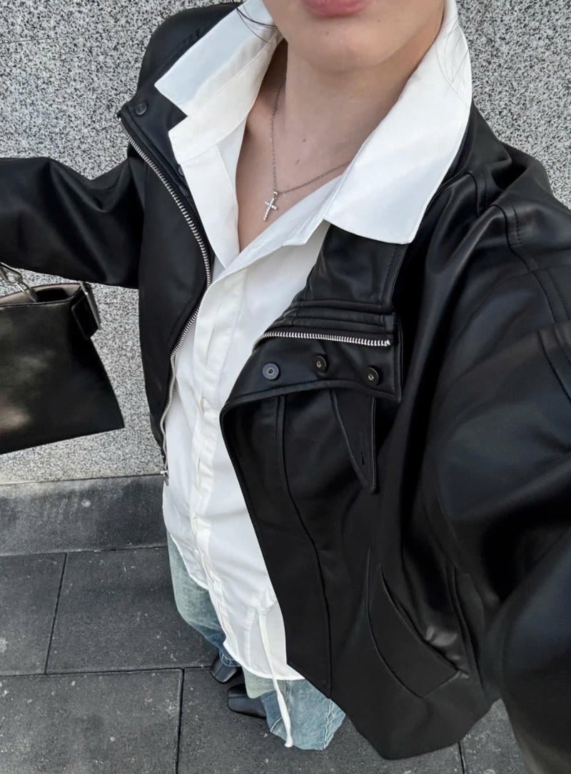 Phối áo sơ mi trắng nữ cùng áo khoác da/denim