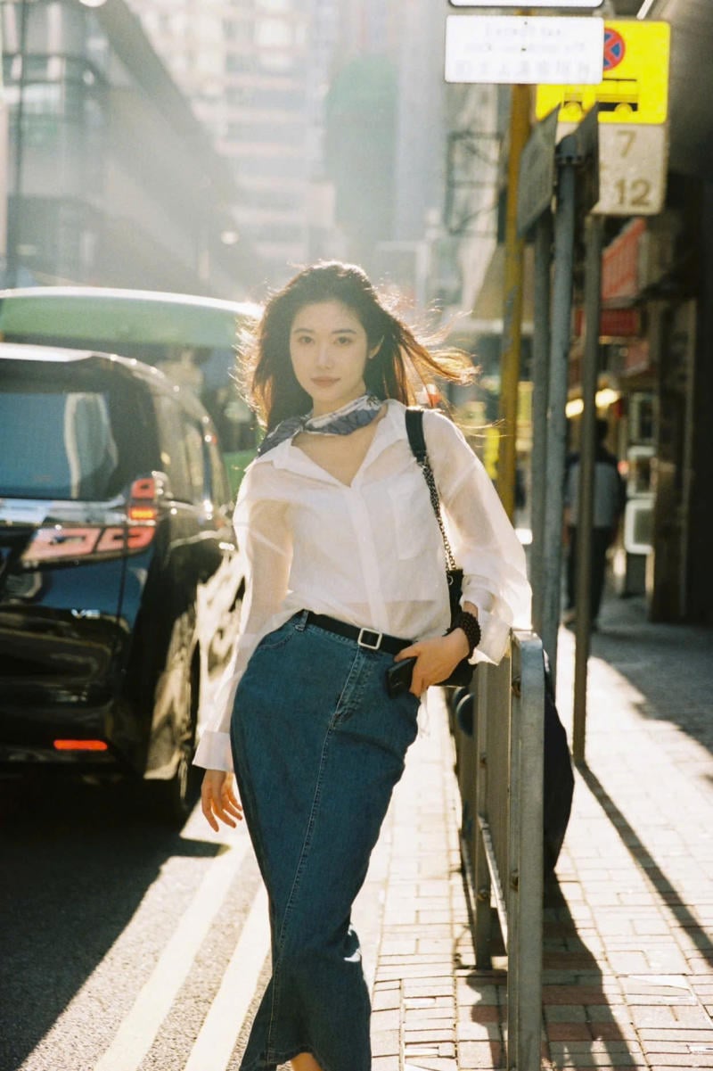 Phối áo sơ mi trắng nữ cùng chân váy jeans dáng dài