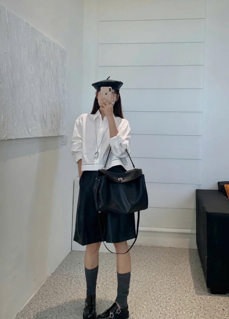 Phối áo sơ mi trắng nữ cùng quần short cạp cao