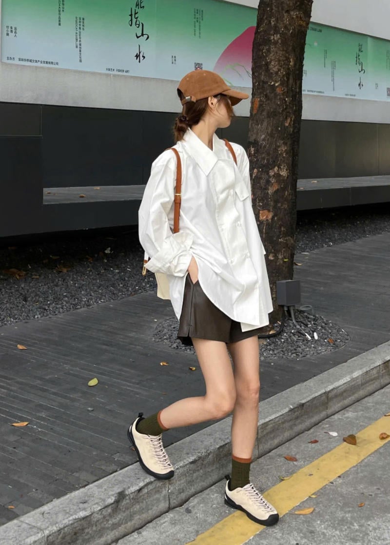 Phối áo sơ mi trắng nữ cùng quần da/PU