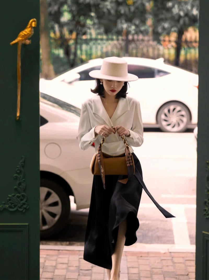 Phối áo sơ mi trắng nữ cùng chân váy lụa/satin
