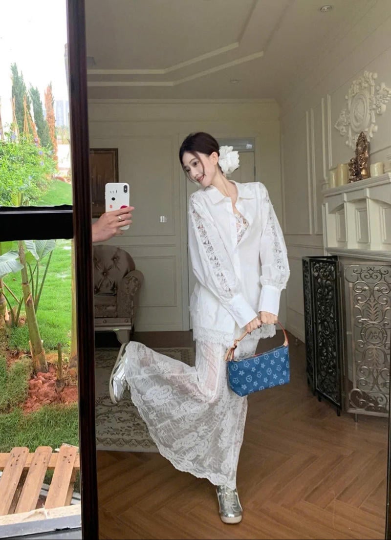 Phối áo sơ mi trắng nữ cùng chân váy họa tiết