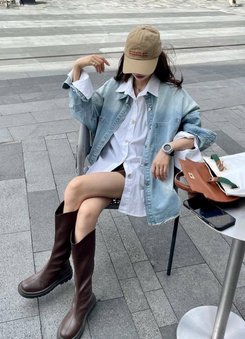 Phối áo sơ mi trắng nữ cùng áo khoác da/denim