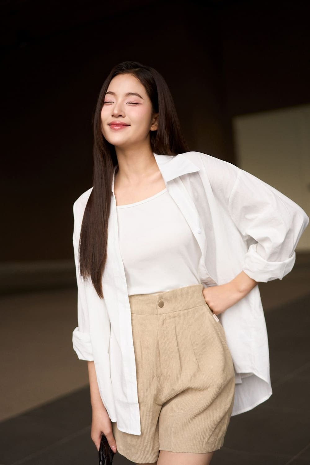 Phối áo sơ mi trắng nữ cùng áo khoác da/denim