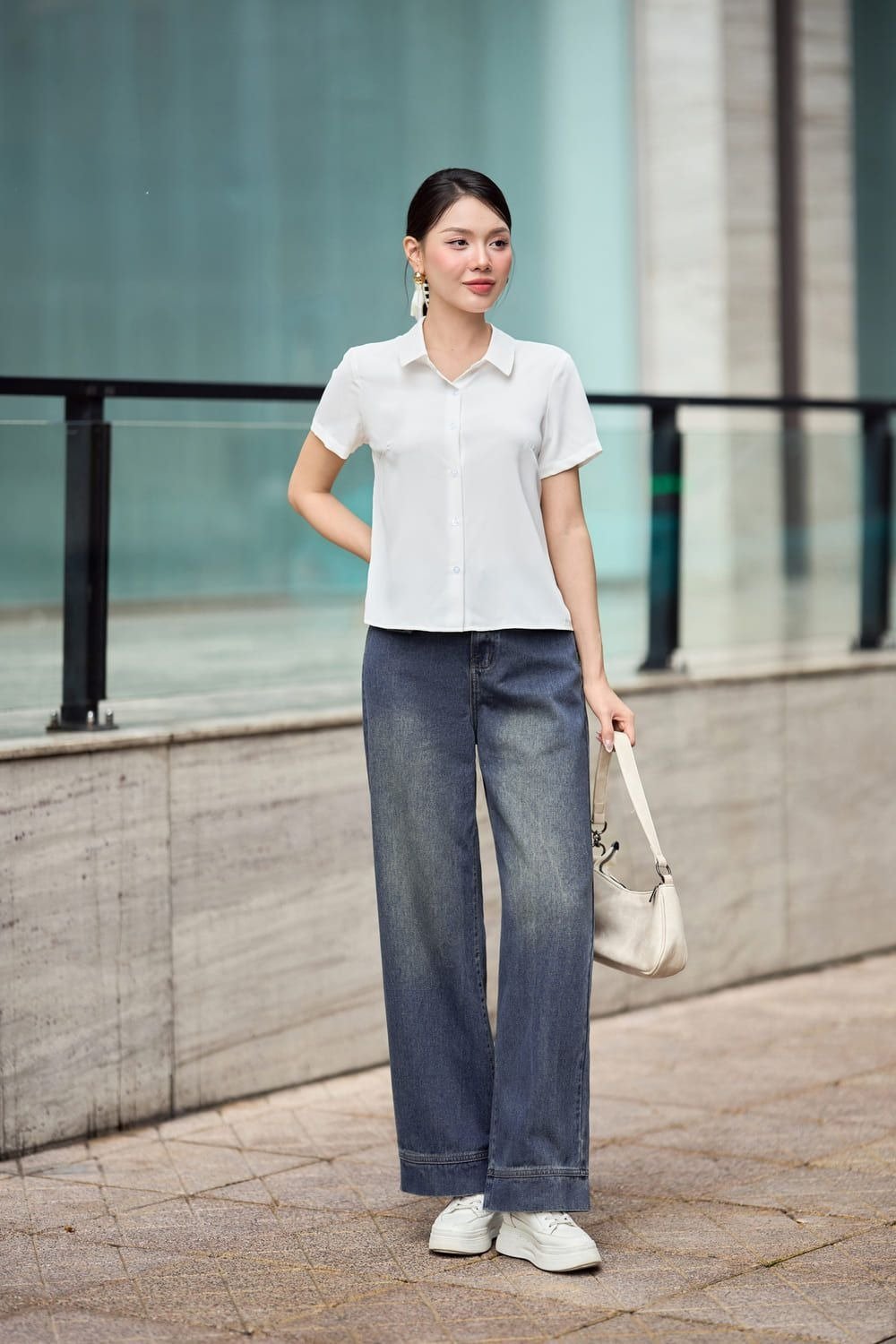 Phối áo sơ mi trắng nữ cùng quần jean ống đứng/ống suông