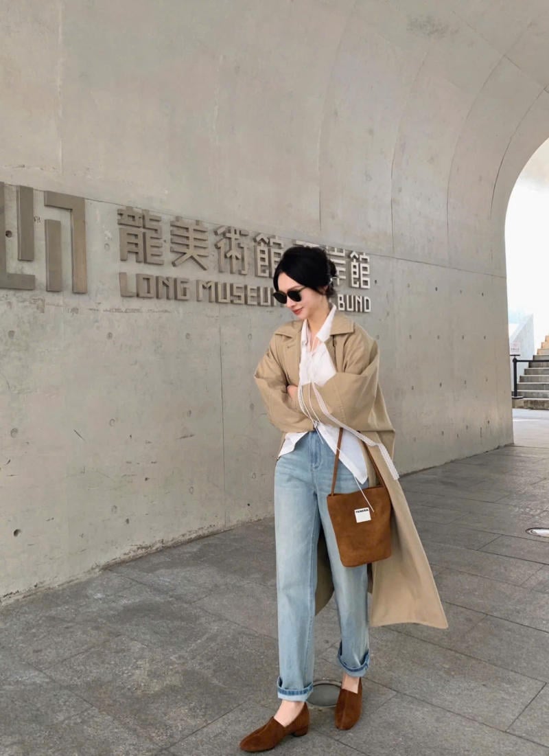 Phối áo sơ mi trắng nữ cùng áo khoác da/denim